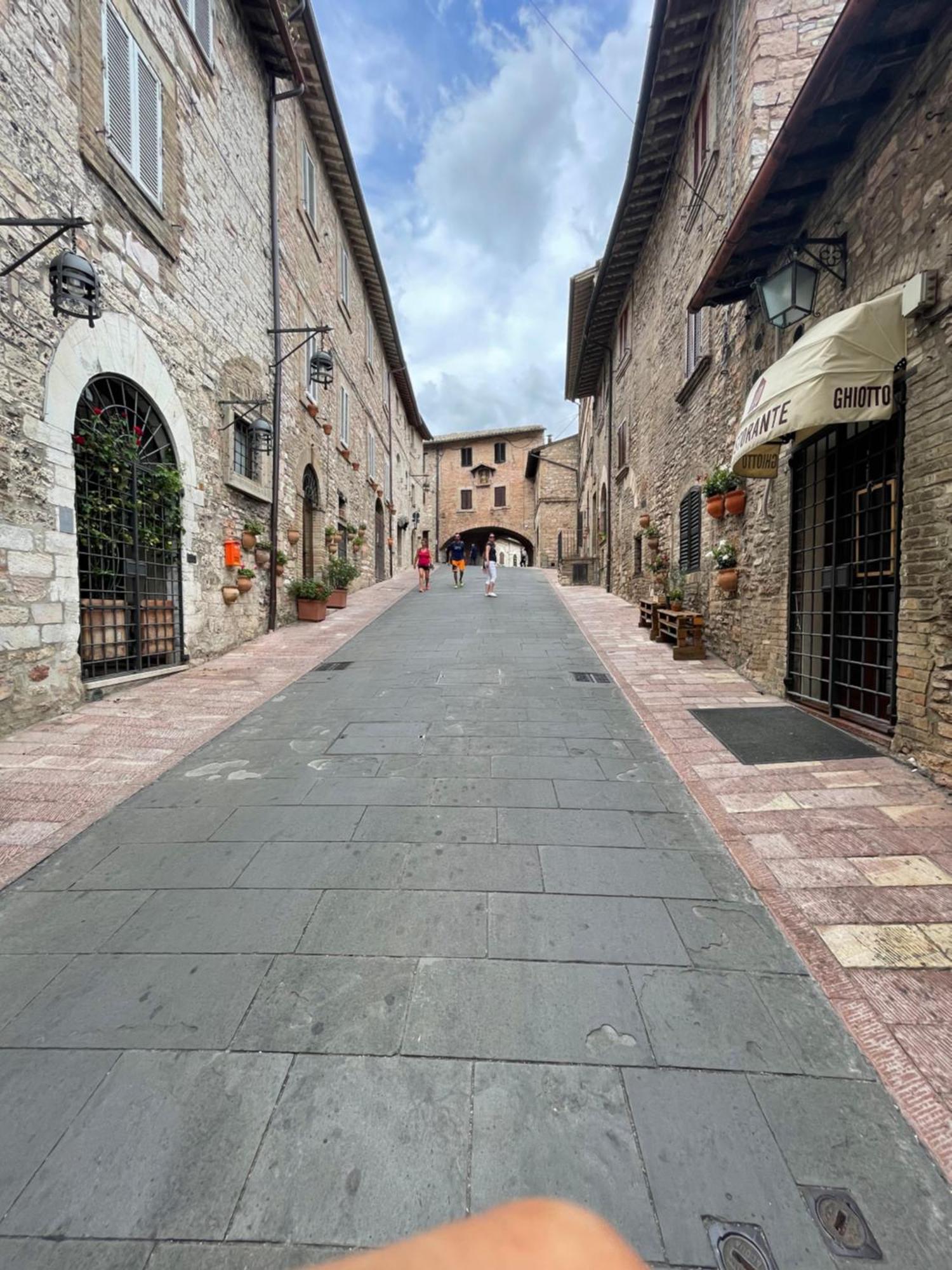 Happy House - Porta San Giacomo Assis Exterior foto