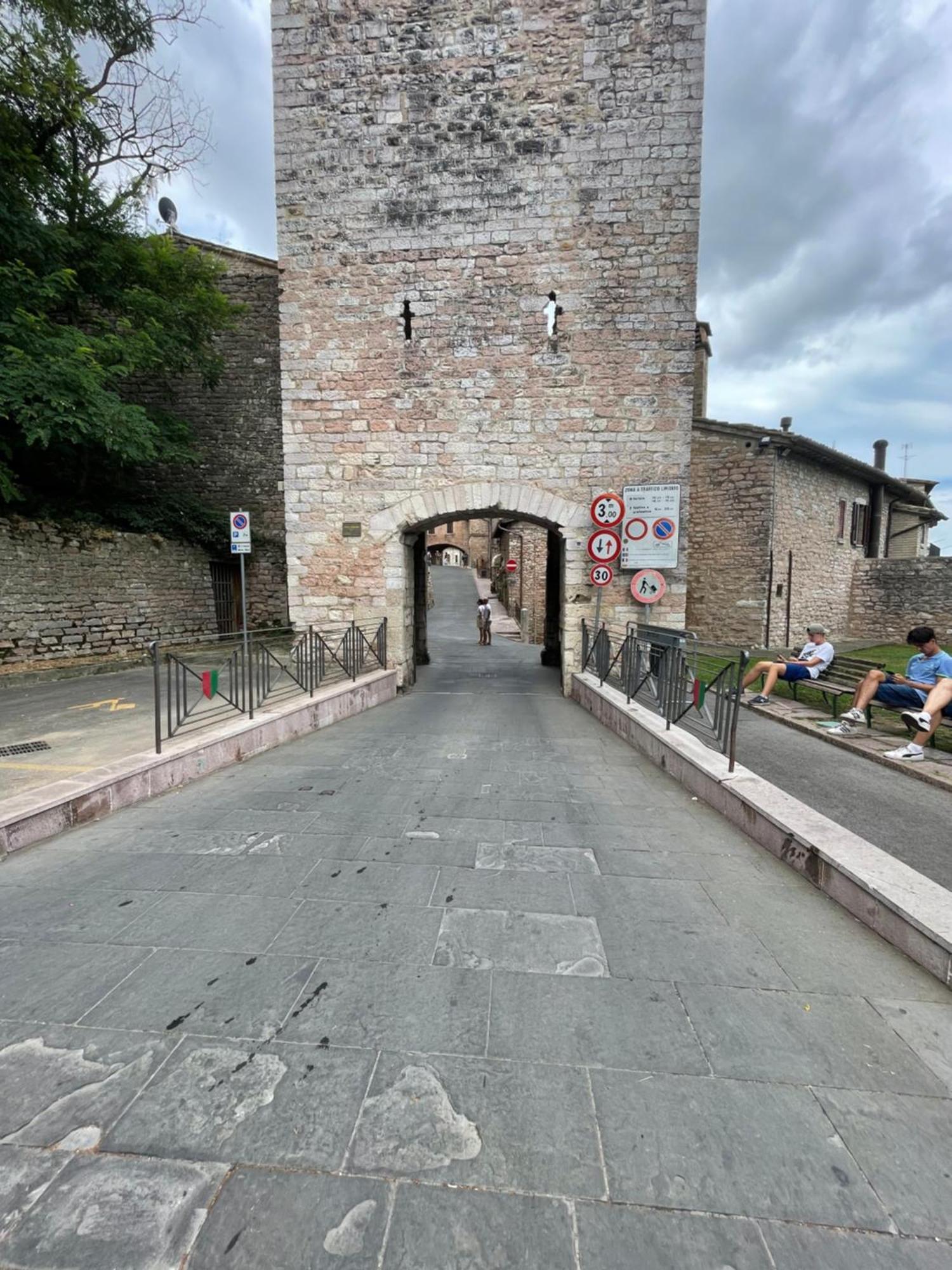 Happy House - Porta San Giacomo Assis Exterior foto